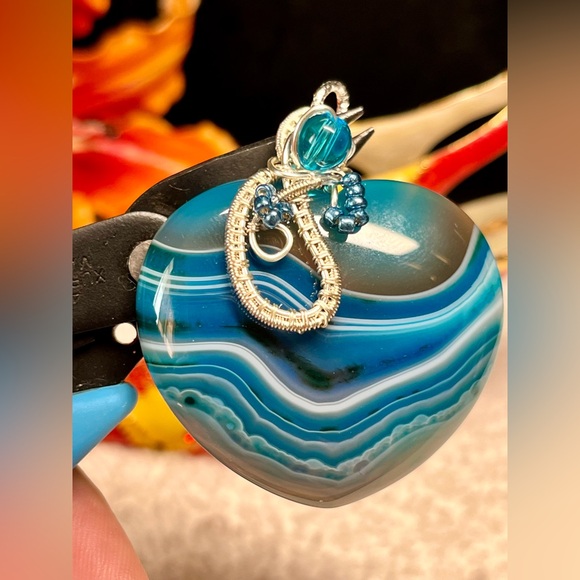 💙stunning blue striped agate heart, wire wrapped artisan pendant - Picture 8 of 9